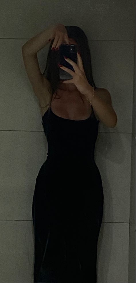 Hourglass Black Dress, Time Glass Body Shape, Red Nails With Black Dress, Waist Pics Aesthetic Mirror, Dream Figure For Women, Black Dress Red Nails, Red Nails Black Dress, Body Goals Hourglass Outfits Dress, Hourglass Figure Aesthetic Outfits