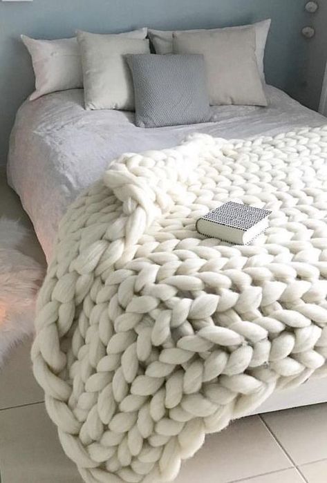 Knotted Blanket On Bed, Cozy Pillows Aesthetic, Large Knitted Blanket, Chunky Knit Blanket Aesthetic, Crochet Fluffy Blanket, Braided Blanket, Thick Knitted Blanket, Blanket Stitch Tutorial, Chunky Yarn Blanket