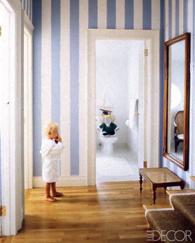 Classic & beachy vertical blue & white striped walls in the nursery //  painted by Christopher Farnam  - ELLE DECOR Pink And White Striped Walls, Painted Stripes On Wall, Striped Wallpaper Bathroom, Blue Striped Walls, Striped Walls Vertical, Striped Hallway, Painting Stripes On Walls, Striped Nursery, Stripe Wall