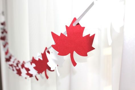 Canada Day inspiration: 25 DIY ideas, crafts, printables and recipes for July 1st - simple as that Diy Ideas Crafts, Fall Bridal Shower Decorations, Canada Day Crafts, Canada Party, Canadian Party, Canada Birthday, Canada Day Party, Diy Birthday Banner, White Garland