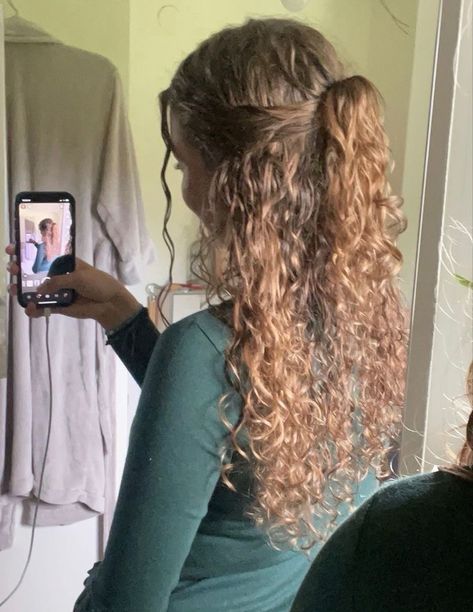 Blond Hair Half Up Half Down, Natural Wavy Hairstyles Half Up, Boho Curly Hairstyles, Perfect Curly Hair, Outfit Creator, Curly Hair Photos, Curly Hair Styles Easy, Trendy Hairstyle, Hairdos For Curly Hair