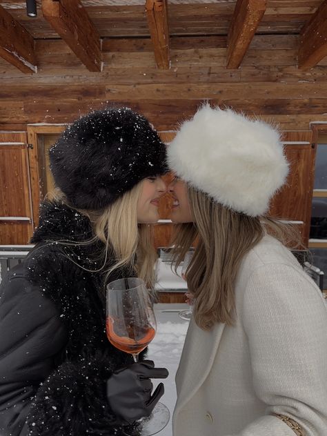 Winter Cabin Aesthetic, Mode Au Ski, Vinter Mode Outfits, Apres Ski Outfit, Ski Trip Outfit, Apres Ski Outfits, Ski Aesthetic, Apres Ski Style, Apres Ski Party