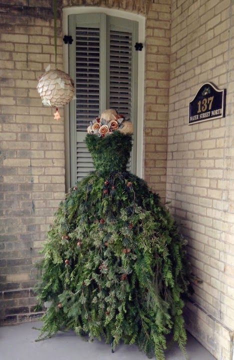 Tree Gown, Flat Back Christmas Tree, Outside Ideas, Mannequin Christmas Tree, Dress Form Christmas Tree, Dogs Christmas, Gubahan Bunga, Christmas Tree Dress, Mannequin Art