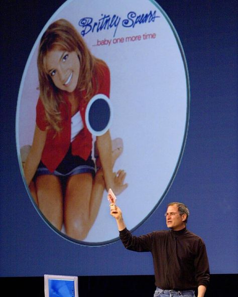 “Apple CEO Steve Jobs holds up a CD of Britney Spears at a developer conference.” (May 2000) 2000s Pop Culture, Apple Event, 2000s Pop, Blonde Moments, Estilo Pin Up, Baby One More Time, 2000s Aesthetic, Cd Baby, 1990's Fashion