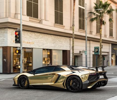 Toyota Concept Car, Lamborghini Murcielago Sv, Lamborghini Sv, Gold Lamborghini, Concept Car Interior, Aventador Roadster, Concept Cars Vintage, Lamborghini Aventador Roadster, White Lamborghini