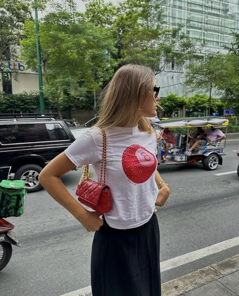 Red 8 Ball, Red Tshirt Outfit, Bangkok Outfit, Baby Tee Aesthetic, Tokyo Outfits, Casual Tshirt Outfit, Thailand Outfit, Japan Outfits, Pinterest Style