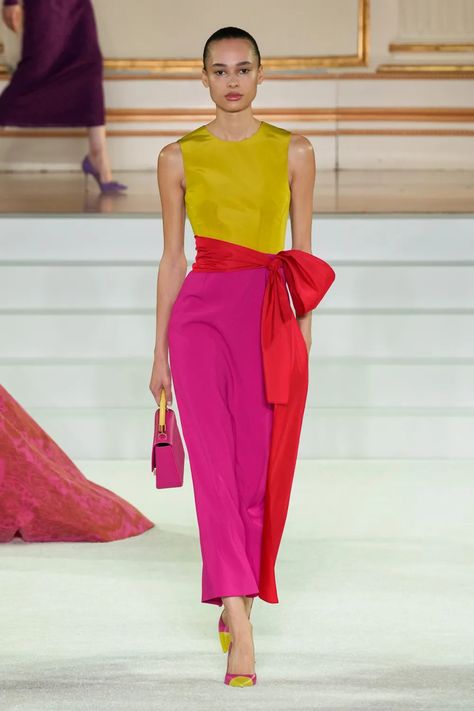 Dirndl, Pink And Black Work Outfit, Carolina Herrera Dresses, Fall 2023 Ready To Wear, 2023 Ready To Wear Collection, Color Blocking Outfits, 2023 Ready To Wear, Modieuze Outfits, Fall 2023