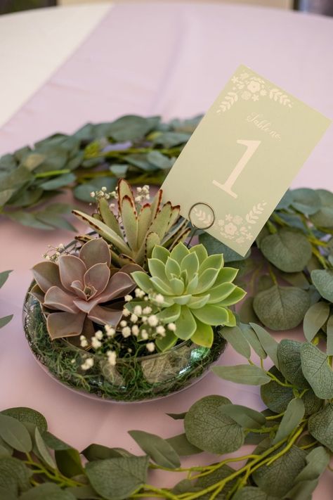 Succulent Table Decor, Diy Succulents Centerpiece, Round Table Centerpieces, Succulent Wedding Table, Succulent Wedding Decor, Plant Centerpieces, Succulent Wedding Centerpieces, Wedding Plants, Home Plants