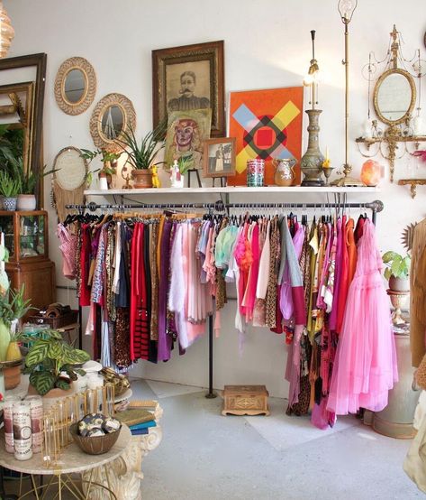 Vintage Boutique Interior, Vintage Store Ideas, Chasing Happiness, Boutique Store Displays, Vintage Shop Display, Vintage Store Displays, Antique Booth Ideas, Boutique Display, Clothing Displays