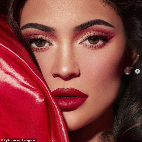 Kylie Cosmetics Holiday Collection, Maquillaje Kylie Jenner, Red Eyeshadow Look, Look Kylie Jenner, Red Eye Makeup, Jenner Makeup, Mascara Primer, Kylie Jenner Makeup, Red Eyeshadow