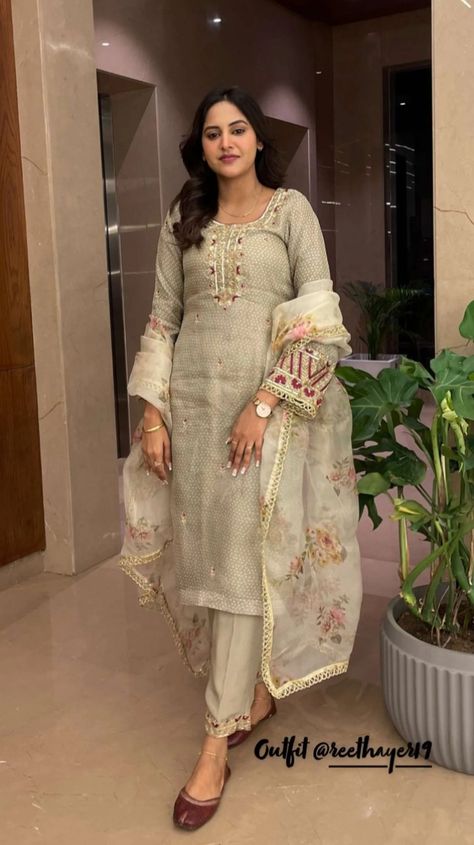 Hairstyle On Salwar Suit, Baani Sandhu Suits, Green Pakistani Bridal Dress, Banni Sandhu, Baani Sandhu, Suit Poses, ਪੰਜਾਬੀ ਸੂਟ, Plazo Suits, Bridal Anarkali Suits