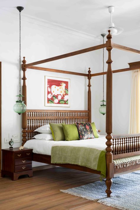 Kerala Style Furniture, Traditional Bedroom Decor Indian, Bed Design Traditional, Kerala Antique Furniture, Traditional Wooden Bed, Kerala Traditional Bedroom Design, Indian Traditional Home Design, South Indian Bedroom Design, Vintage Indian Bedroom
