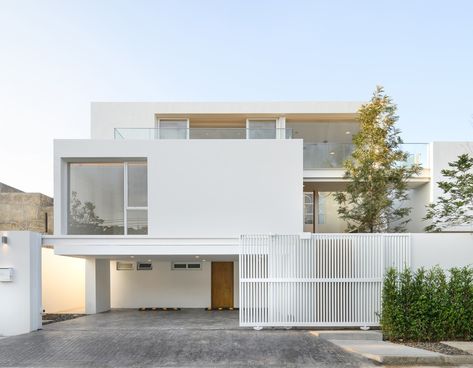 Japanese Modern House Exterior, Modern House Minimalist, Japanese Home Exterior, Modern Minimal House, Japandi House, Japanese Modern House, House Fence, House Fence Design, Minimal House