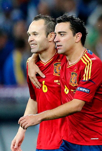 Iniesta Spain, Spanish Soccer Players, Xavi Barcelona, Xavi Iniesta, Spain Soccer, Fc Barcelona Wallpapers, Frank Lampard, Xavi Hernandez, Barcelona Players