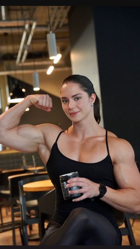 Female Bodybuilder, Buff Women, Wedding Traditions, Women's Muscle, Female Fitness Model, Female Anatomy, Fascinating Facts, Hot Fitness, Muscular Women