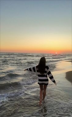 Sunset Beach Pictures, Sommer Strand Outfit, Cute Beach Pictures, Beach Instagram Pictures, Beach Selfie, Summer Picture Poses, Summer Poses, Photographie Portrait Inspiration, Ticket Sales