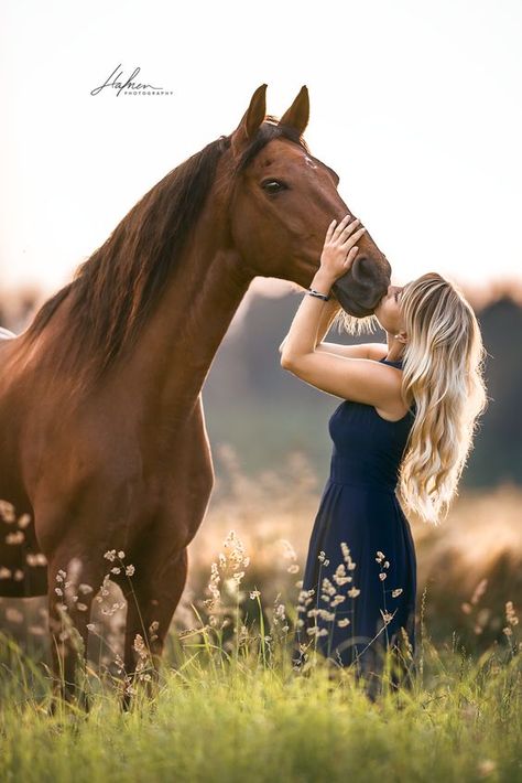 Equine Portrait Photography, Pictures With Your Horse, Riding Horse Photography, Photo With Horse Ideas, Horse Riding Photography, Senior Horse Photography, Cowgirl Senior Pictures, Horse Portrait Photography, Photos With Horses