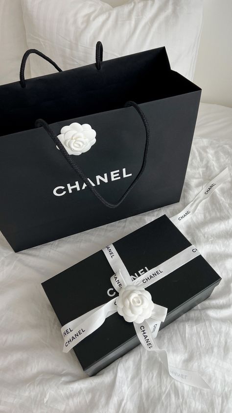 Chanel Chanel Paper Bag, Chanel Gifts, Luxury Paper Bag, Dump Pics, Beauty Outfits, Cozy Lifestyle, Paper Carrier Bags, Shopping Pictures, 2024 Moodboard