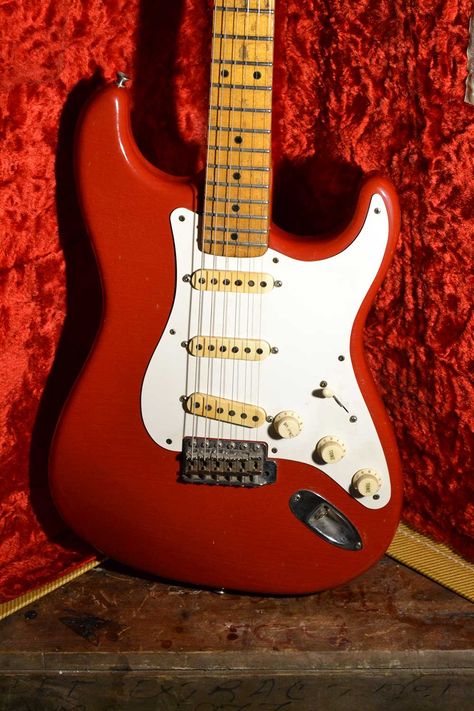 Red Stratocaster Aesthetic, Red Fender Stratocaster, Red Electric Guitar Aesthetic, Eletric Gutair Aesthetic, Red Guitar Aesthetic, Red Bass Guitar, Fender Stratocaster Red, Red Stratocaster, Fender Stratocaster Vintage