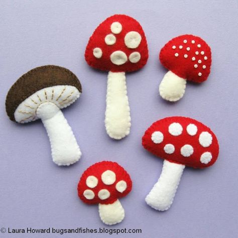 Bugs and Fishes by Lupin: How To: Sew Felt Mushrooms & Toadstools! Diy Felt Mushroom, Fabric Toadstool, Felt Autumn, Felt Mushrooms, Mushrooms Toadstools, Mushroom Ornaments, Baby Mobil, Felt Mushroom, Mushroom Crafts