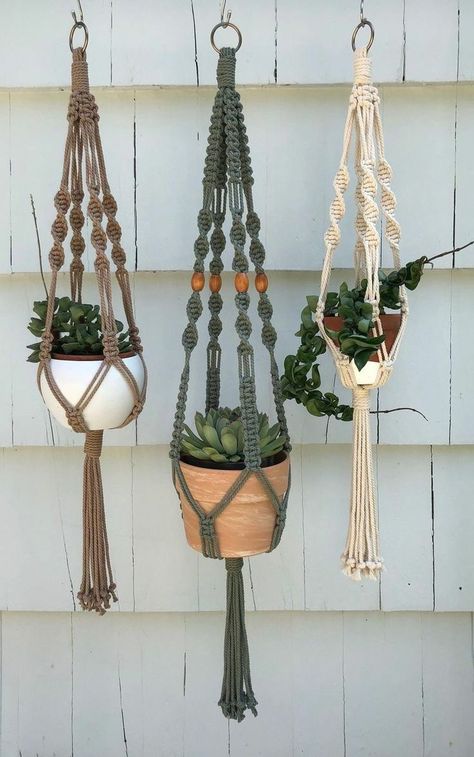 Diy Macrame Plant Hanger Pattern, Diy Macrame Plant Hanger Tutorials, Koti Diy, Free Macrame Patterns, Macrame Plant Hanger Tutorial, Macrame Plant Hanger Patterns, Macrame Hanging Planter, Macrame Planter, Planter Gift