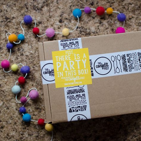 Party in a Box Care Package.  Happy mail to send to friends. Party In A Box Business, Party Box Ideas Packaging, Birthday Box Decoration Ideas, Party In A Box Ideas Diy, Birthday Party Box, Send To Friends, Gift Subscription Boxes, Snack Gift, Diy Cake Topper