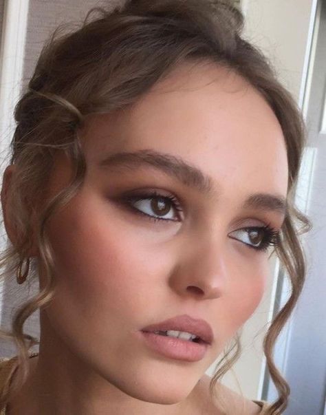 Dramatic Eyeliner, Lily Depp, Lily Rose Depp Style, Eyeliner Products, Eyelash Extensions Styles, Eyeliner For Beginners, Smink Inspiration, Simple Eyeliner, Cat Eyeliner