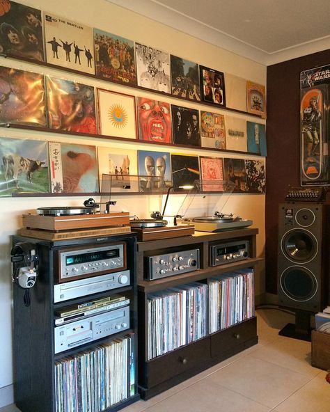 Vinyl Record Display Living Room, Music Room Shelves, Sound Studio Music Rooms, Vinyl Living Room Decor, Vintage Record Collection, Vinyl In Bedroom, Guitar Pedal Display, Vintage Shelves Bedroom, Cool Tv Wall Ideas