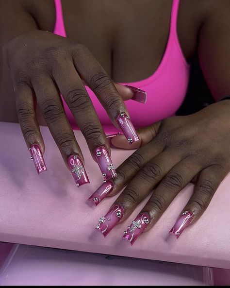 Airbrush Nails Square, Pink Nails Nicki Minaj, Airbrush Nails With Gems, Airbrush Acrylic Nails Design, Nicki Minaj Concert Nails, Chrome Junk Nails, Air Brush Nails Designs, Airbrush Pink Nails, Pink Air Brush Nails