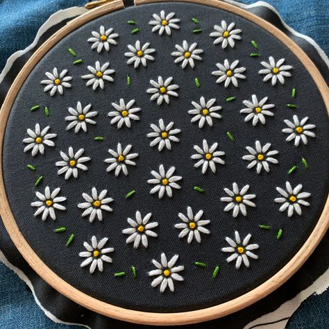 Black And White Embroidery Design, Embroidery Designs Clothes, Daisy Flower Embroidery Design, Embroidery Black Fabric, Embroidery Daisies, Daisy Embroidery Pattern, Simple Embroidery Patterns, Simple Flower Embroidery, Daisy Flower Embroidery