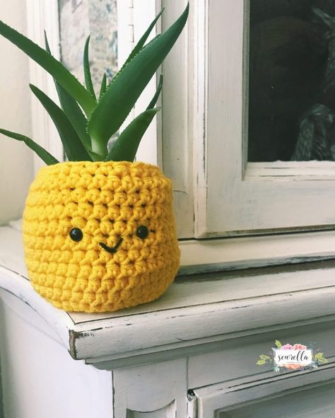 Crochet Pineapple Planter Crochet Planter Cover, Crochet Pineapple, Crochet Plant Hanger, Crochet Mignon, Confection Au Crochet, Hey Yall, Pineapple Crochet, Crochet Plant, Crochet Diy