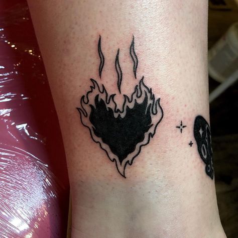 Dark Coverup Tattoo Ideas, Grunge Tattoo, Geniale Tattoos, Vibes Art, Poke Tattoo, Aesthetic Tattoo, Dainty Tattoos, Tattoo Flash Art, Dope Tattoos