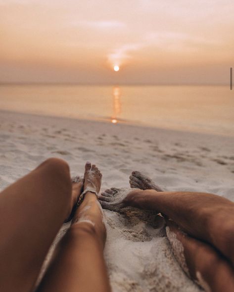 Photos Amoureux, Strand Foto's, Best Romantic Getaways, Honeymoon Pictures, Flipagram Instagram, Couples Vacation, Tropical Travel, Maldives Travel, Beach Photography Poses