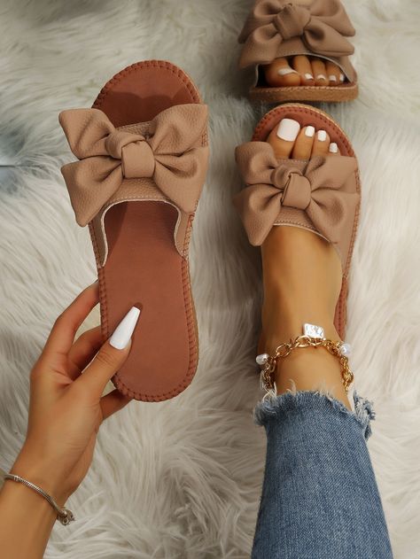 Flat Shoes To Wear With Dresses, Casual Flats For Women, Outfits With Flat Shoes, Cute Slippers Women, Footwear For Women Flats, Cute Flat Sandals, Summer Women Shoes, Fancy Sandals, Summer Shoes Sandals