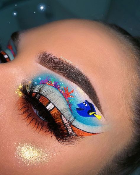 Miranda Sipko on Instagram: “Finding Nemo 🐠🐚🌊 ——- Day one of my Pixar week! Hope you guys like this one 💙 it took me a long time to draw dory so pls be nice I know she…” Stitch Makeup Ideas, Finding Nemo Makeup, Nemo Makeup, Dory Makeup, Disney Makeup Looks, Nemo Outfit, Disney Eye Makeup, Stitches Makeup, Cartoon Makeup