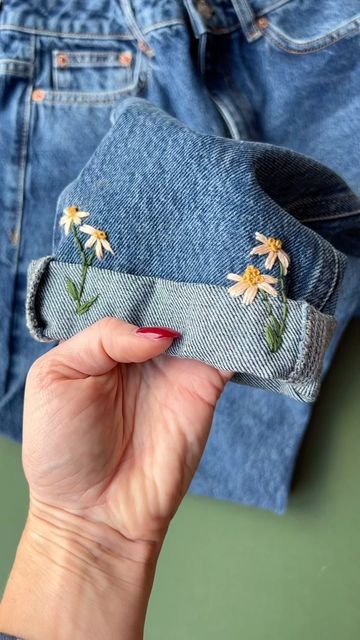 Embrodiary On Clothes, Blue Jeans Embroidery Ideas, Ripped Jeans Embroidery Ideas, Embroidery Stitches On Jeans, Embroidery Jean Jacket Ideas, Embroidery On Ripped Jeans, Jean Back Pocket Embroidery, Cute Embroidery On Clothes, Diy Embroidery On Clothes