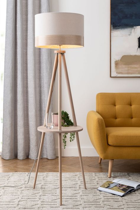 Armchair Corner, Tripod Floor Lamp Living Rooms, Diy Floor Lamp, Classic Floor Lamps, Creative Flooring, Lampe Diy, Wooden Floor Lamps, Diy Lampe, Floor Lamp With Shelves