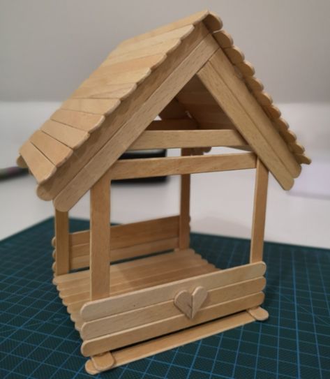 Popsicle Houses Diy, Wood Popsicle Stick Crafts, Bird Houses Popsicle Sticks, Popsicle Stick Houses Easy Step By Step, Popsicle Stick Creations, Popsicle Stick Building Projects, Things Made Out Of Popsicle Sticks, Cool Things To Make Out Of Popsicle Sticks, Cute Popsicle Stick Crafts