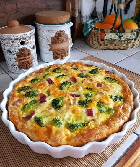 Chef Katie Lee Biegel | 🌟BROCCOLI HAM & CHEESE CRUSTLESS QUICHE - FRITTATA | Facebook Quiche, James Martin, Ina Garten, Ham Quiche, Low Carb Quiche, Recipes Broccoli, Ham And Cheese Quiche, Chef Gordon, Chef Gordon Ramsay