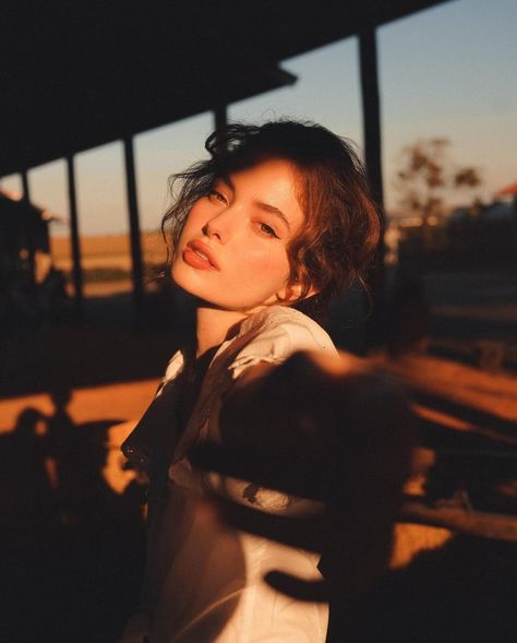 Outdoor Portraits, Sunset Photoshoot Ideas, Beautiful Photoshoot Ideas, Golden Hour Photos, Golden Hour Photography, Dreamy Photography, Self Portrait Poses, Street Portrait, Friend Poses Photography