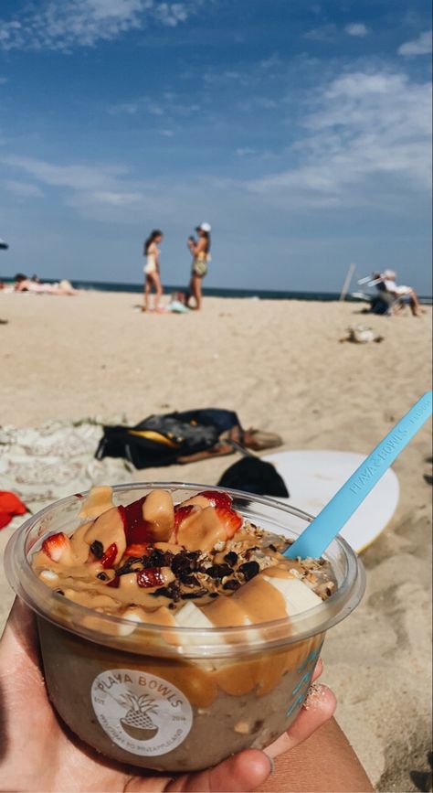 Eating At The Beach, Fruit On The Beach, Beach Snacks For Adults, Healthy Beach Snacks, Tropical Snacks, Beach Snack, Snack Display, Beach Snacks, Mermaid Summer
