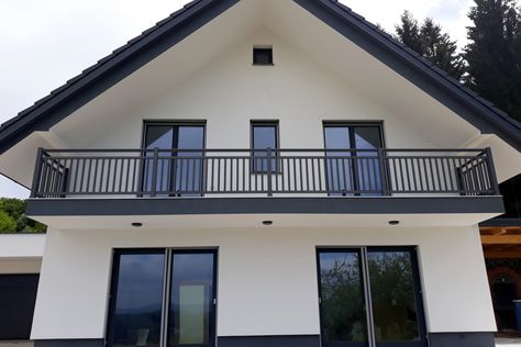 Black Railing Balcony, Balcony Railings Exterior, Ograde Za Balkon, Iron Balcony Railing Modern, Balcony Railing Design Modern Steel, Balkonske Ograde, Exterior Balcony Design, Balcony Railing Design Modern, Balcony Balustrade