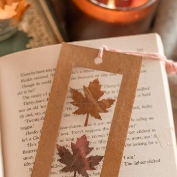 Diy Leaf Bookmarks, Autumn Bookmark, Book Dividers, Leaf Bookmark, Cricket Crafts, Leaf Book, Diy Leaves, Small Leaves, Crafts For Seniors