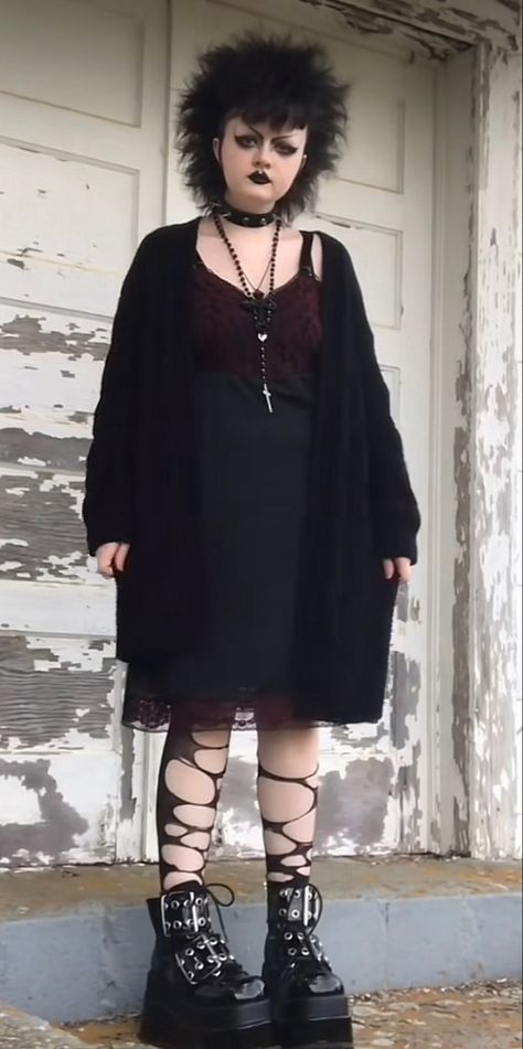 Goth Outfit Inspo Plus Size, Trad Goth Winter Outfit, Femme Goth Outfits, Plus Size Gothic Outfits, Beginner Goth Outfits, Plus Size Outfits Alt, Numetal Outfits, Mopey Goth Outfits, Fat Goth Girl