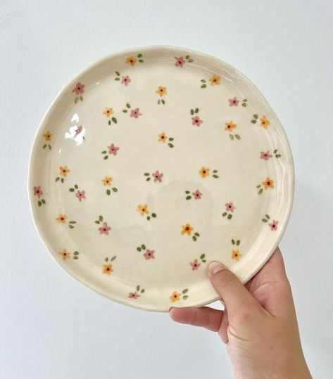 Plate Diy Ideas, Flowers Ceramic Painting, Ceramic Flower Painting, Pottery Painting Design Ideas, Painting On Dishes, Pottery Painting Leaves, Clay Pottery Painting Ideas, Painting Ideas On Ceramics, Coasters Diy Paint