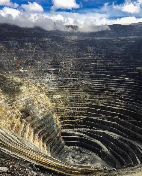 Zhuhai, Gold Mining Equipment, Open Pit, Amazing Places On Earth, Gold Mine, Mining Equipment, Old Trees, Gold Mining, Rocks And Gems