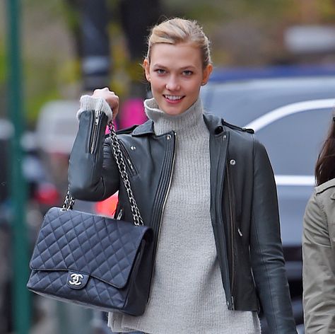 Karlie Kloss Chanel Maxi Classic Flap Bag Chanel Bag Outfit, Neverfull Mm Damier Ebene, Chanel Classic Jumbo, Chanel Bag Black, Chanel Bag Classic, Chanel Maxi, Chanel Handbags Classic, Chanel Street Style, Chanel Classic Flap Bag