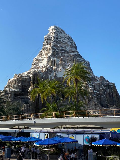 Disney, Travel, Disneyland, Nature, Matterhorn Disneyland, Homeschool Art, Shoe Inspo, Art Show, Mount Rushmore