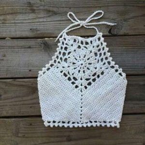 Cool Crochet Crop Top is the perfect summer staple for all crochet lovers. The weathers warming up, time to team gorgeous tops them with denim, skirts or jeans and flaunt a classic look with these stunning designs. The crochet top patterns in the tutorials are for skilled, intermediate[…] Diy Crochet Crop Top, Tops A Crochet, Crop Top Pattern, Mode Crochet, Crochet Crop Top Pattern, Crochet Swimwear, Crochet Summer Tops, Crochet Halter, Crochet Diy