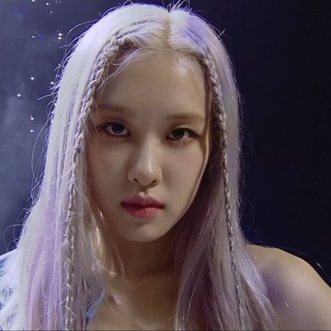 Rosé pics on Twitter: "THIS FATAL GAZE.. #ROSÉ… " Rosé Hairstyle Blackpink, Blackpink Rosé Hairstyles, How You Like That Rosé, Rosé Pics, Pink Grunge, Kpop Hair, Kawaii Harajuku, Music Festival Outfits, Asian Eye Makeup